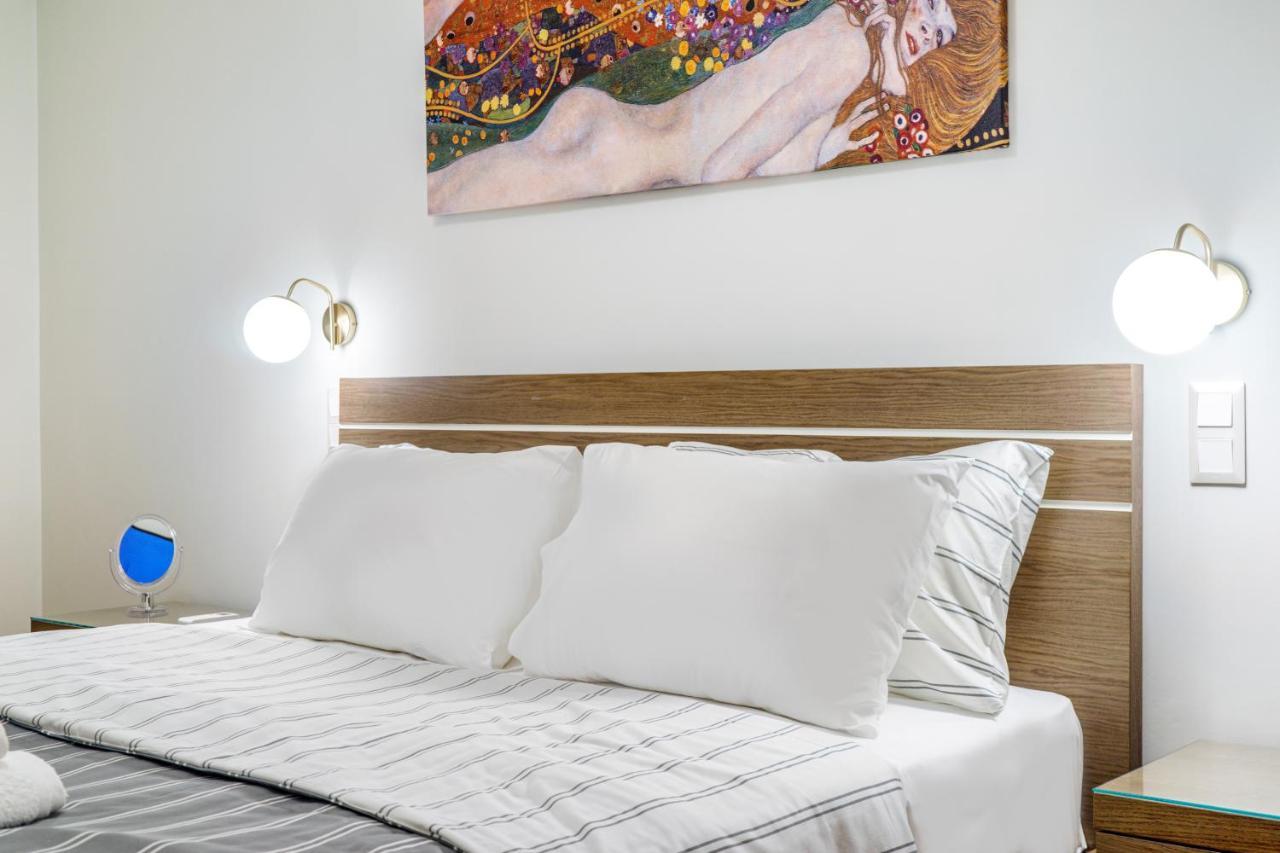 Urban Luxury On A Quiet Street In The Center Of Apartment