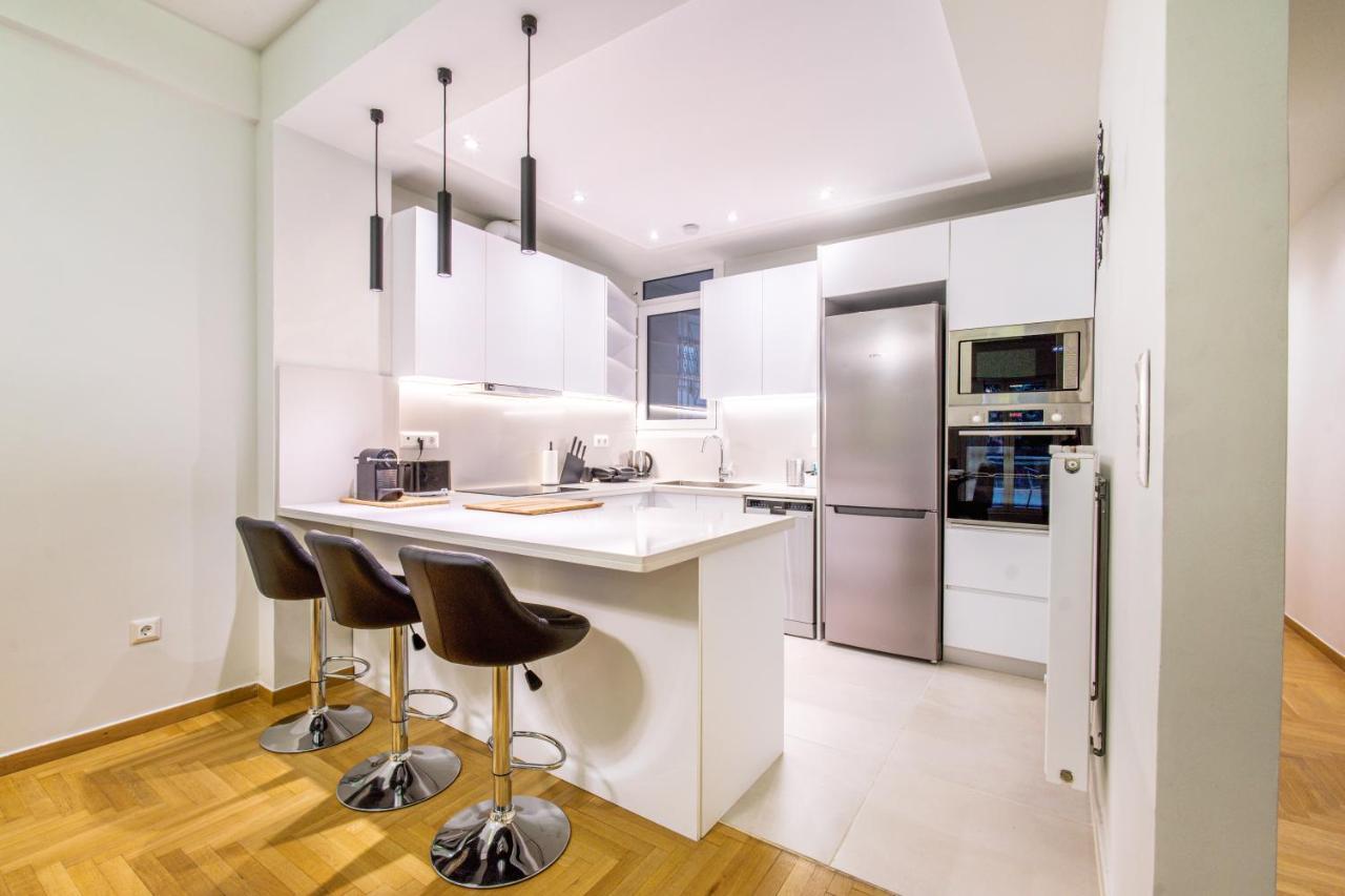 Urban Luxury On A Quiet Street In The Center Of * Афины