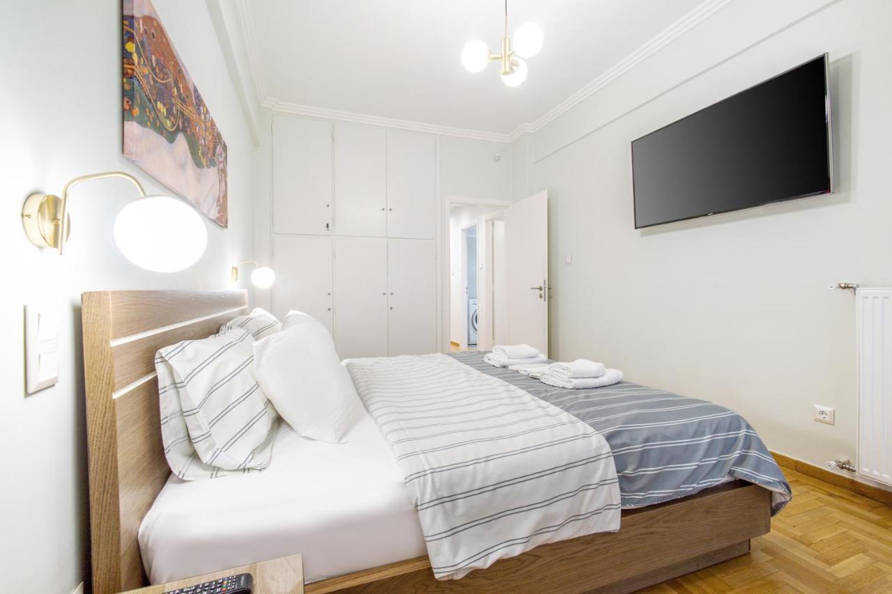 Urban Luxury On A Quiet Street In The Center Of * Афины