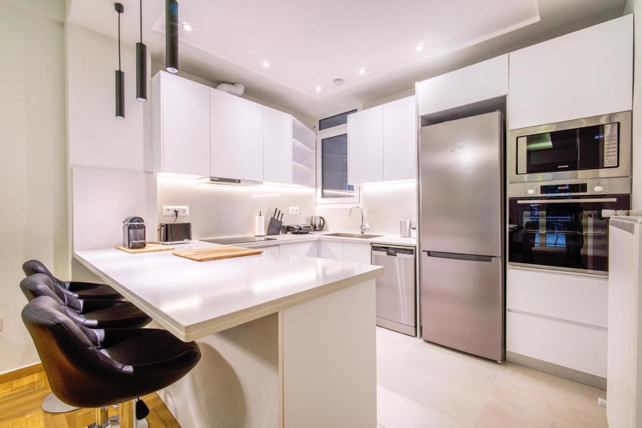 Urban Luxury On A Quiet Street In The Center Of * Афины